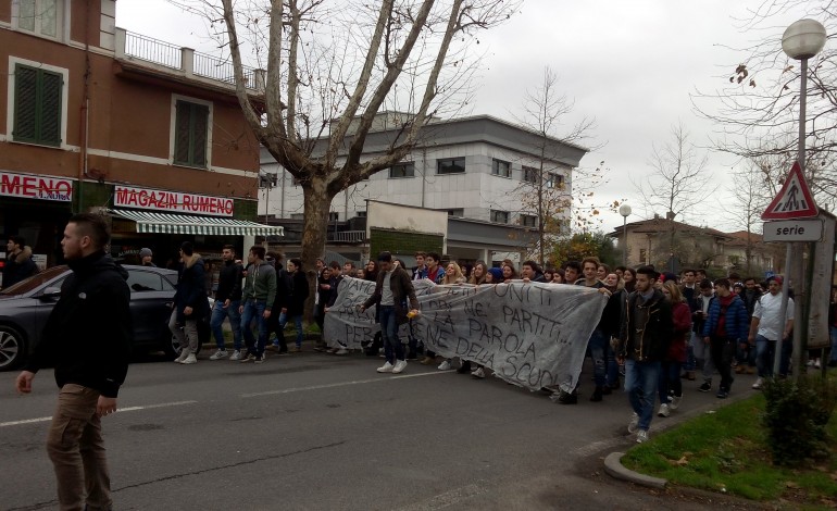 Massa Carrara: corteo degli studenti per protestare contro i disagi nelle scuole