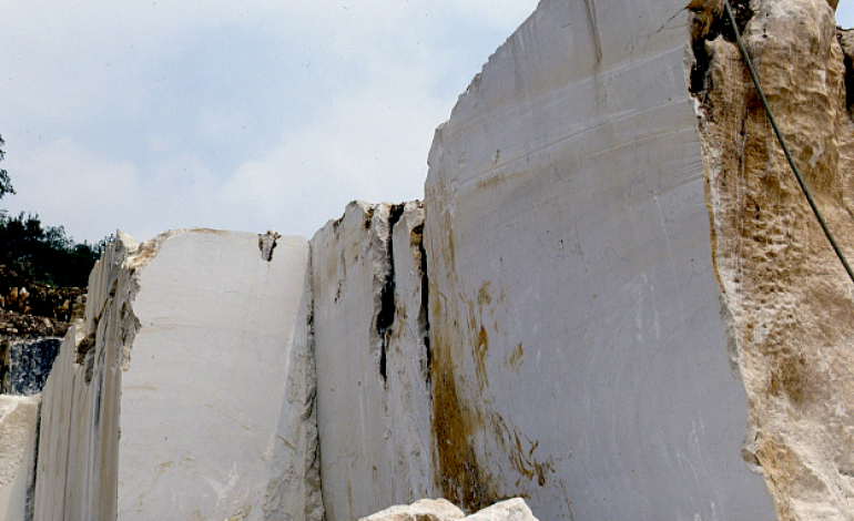 Carrara: crollo in una cava, due operai dispersi, uno salvato