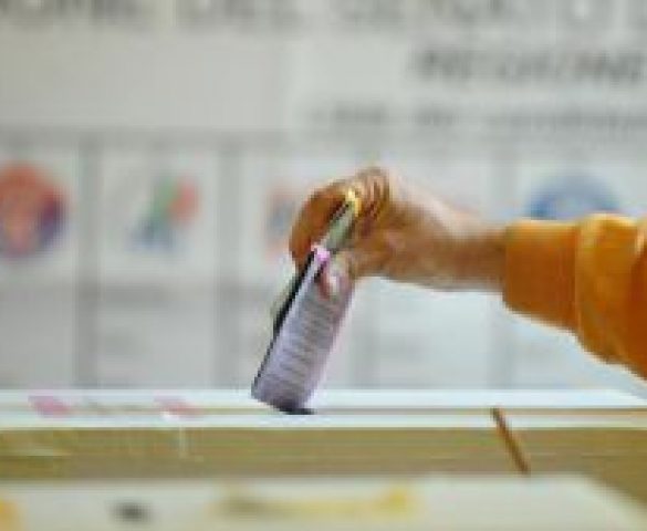 CARRARA, ELEZIONI - E' ballottaggio Arrighi-Caffaz